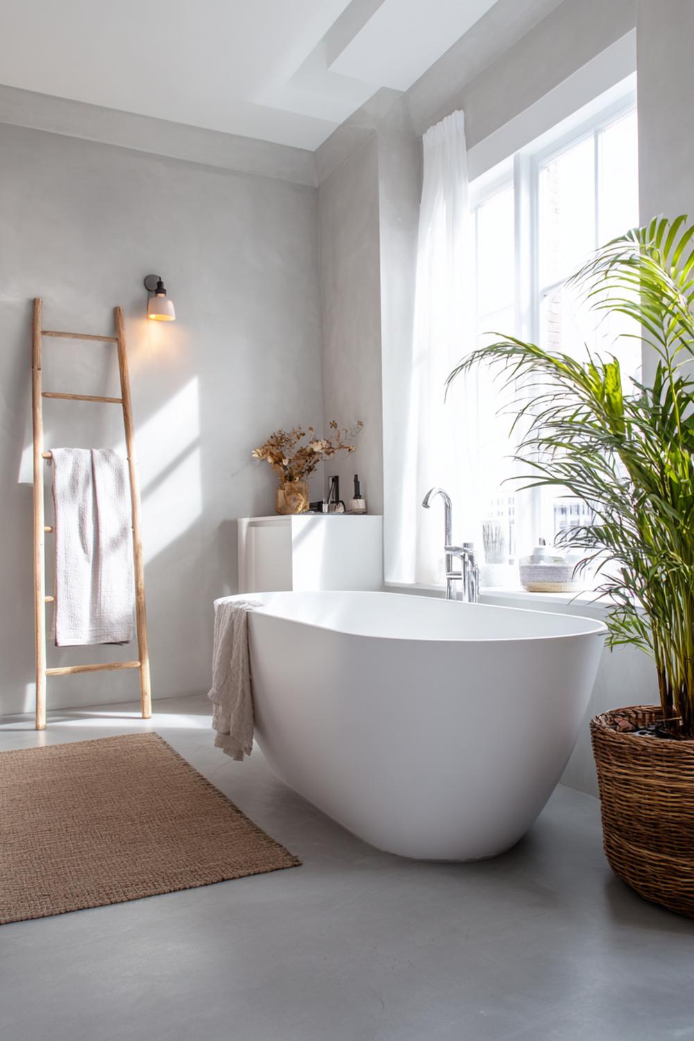 11. Badkamer inspiratie: badkamer met vrijstaand bad en zachte linnen tinten