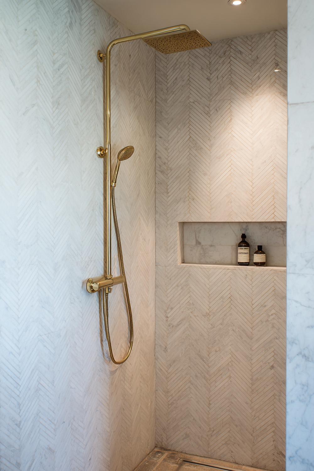 12. Badkamer inspiratie: inloopdouche met visgraatwand en messing douchegoot