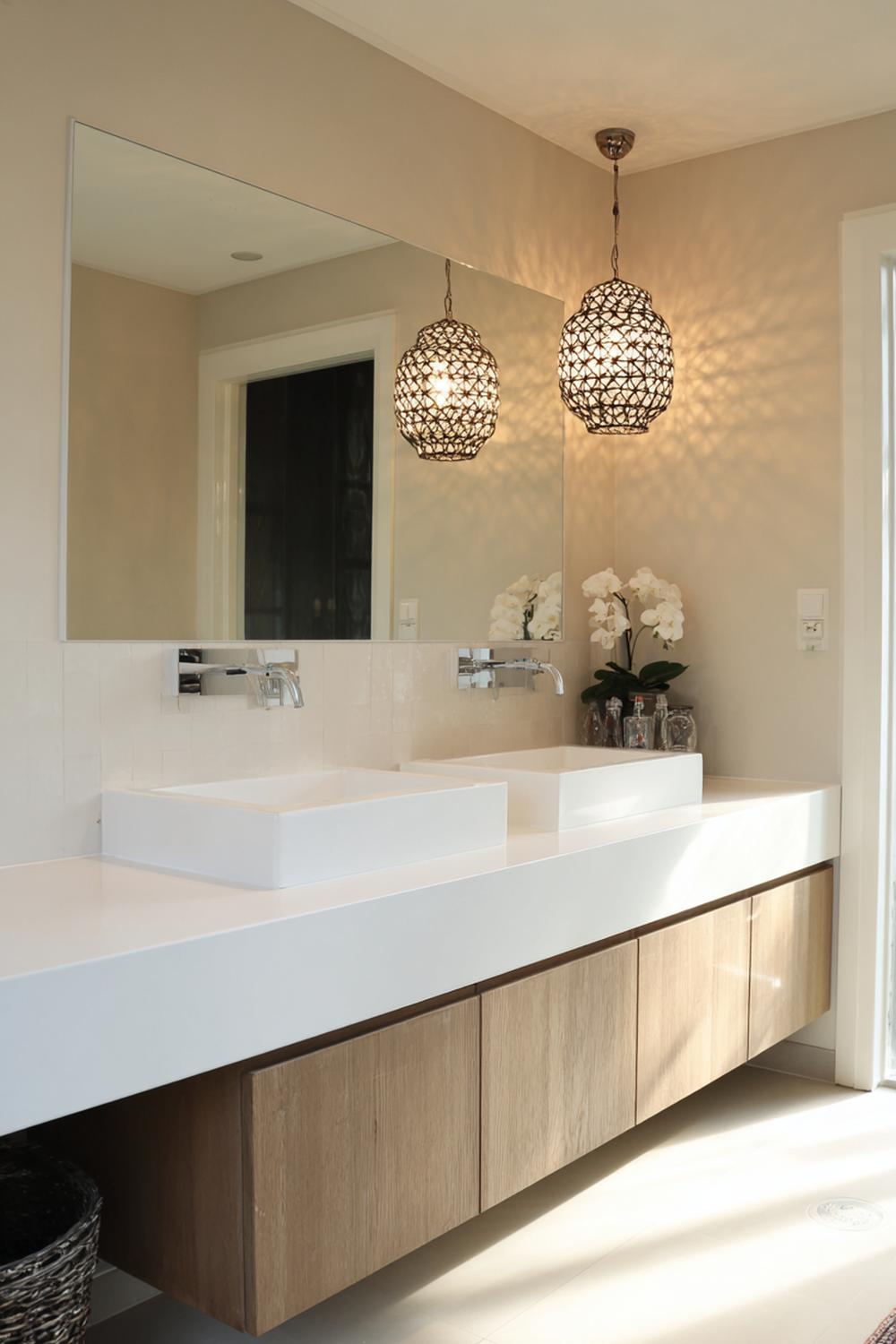 13. Badkamer inspiratie: dubbele wastafel met symmetrische hanglampen