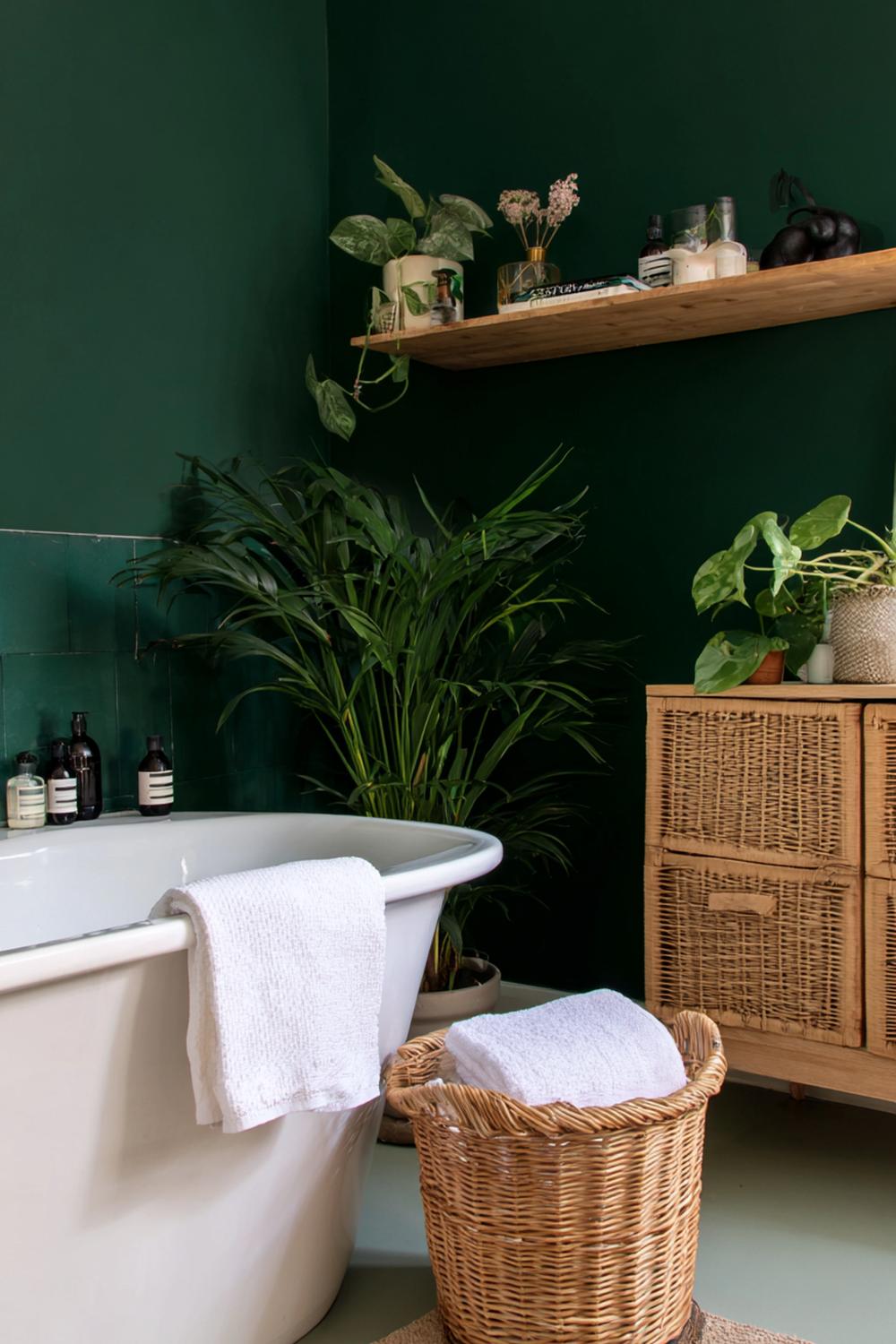 15. Badkamer inspiratie: botanische groene badkamer met planten en rotan