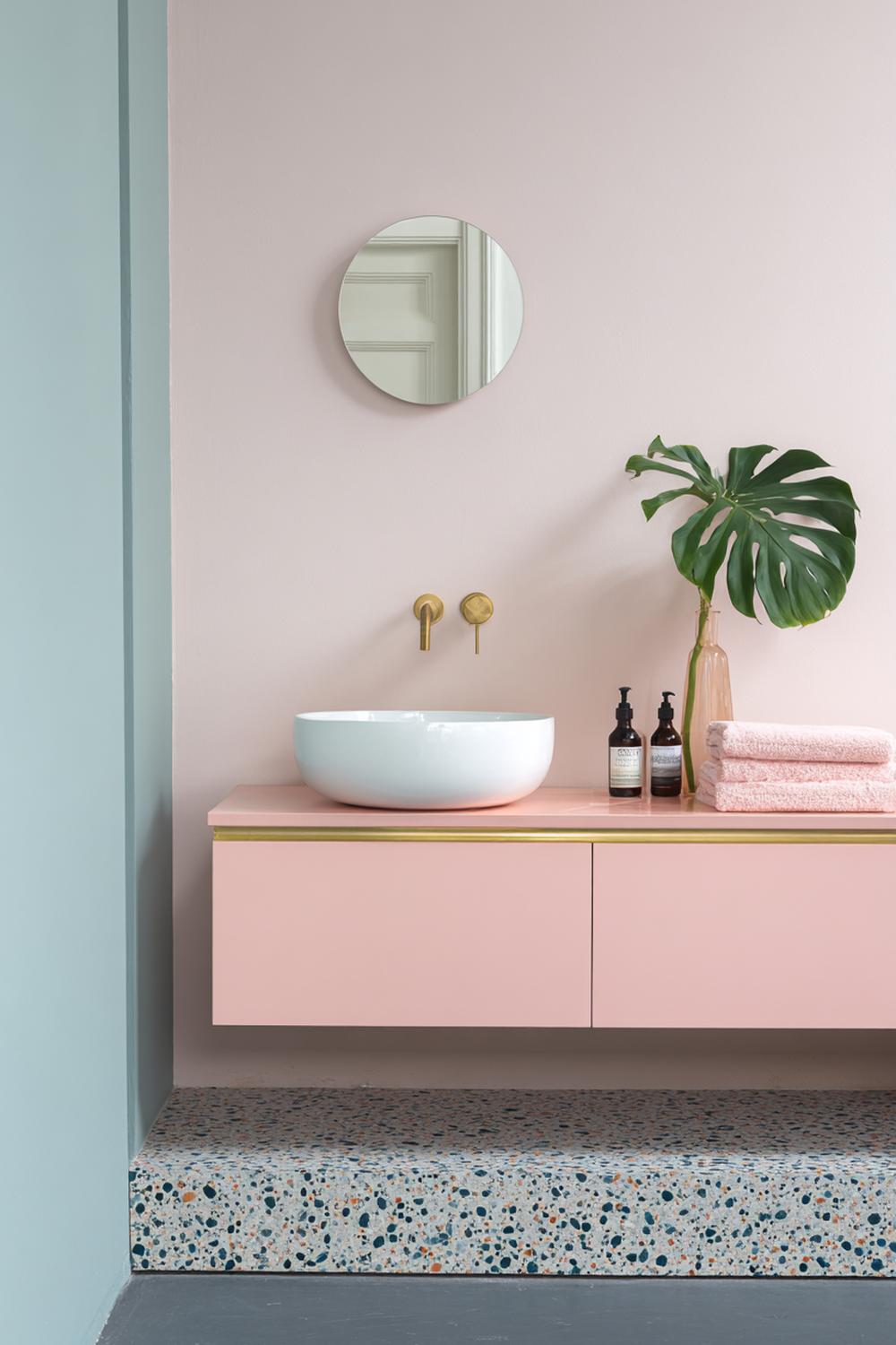 21. Badkamer inspiratie: kleurrijke badkamer met pastel wastafelmeubel en terrazzo