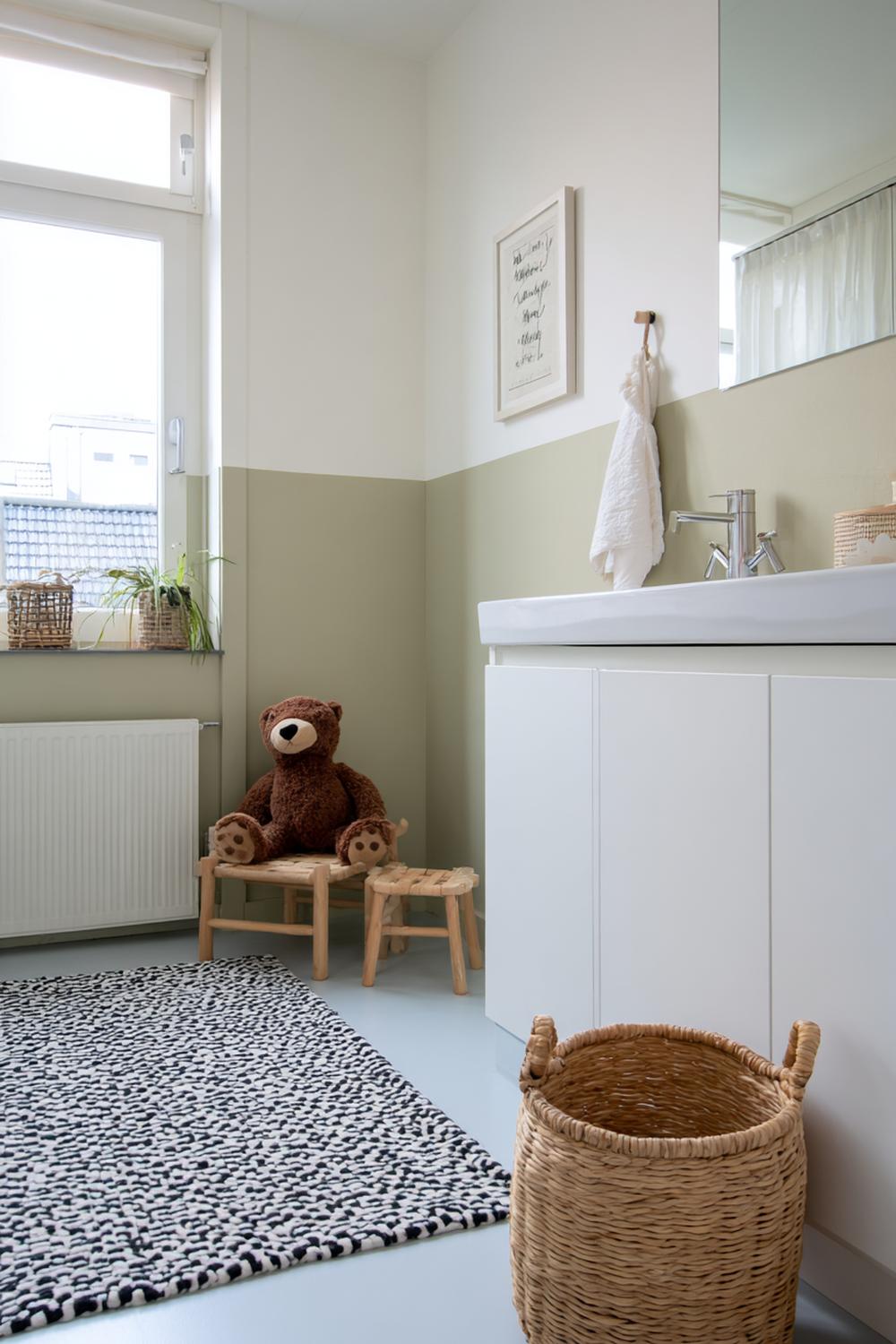 23. Badkamer inspiratie: kindvriendelijke badkamer met antislip vloer en lage haken