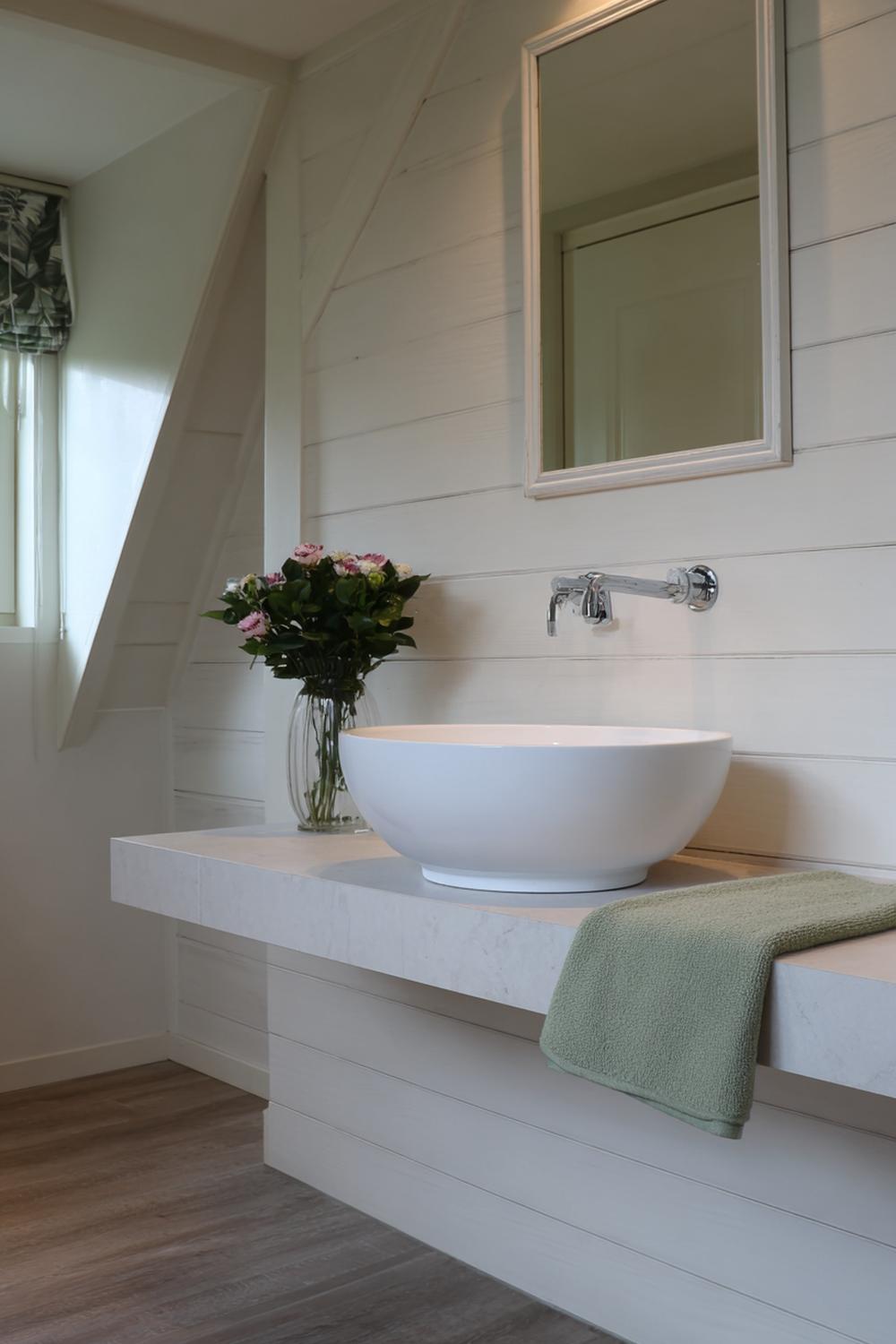 25. Badkamer inspiratie: landelijke badkamer met shiplap wand en keramische waskom