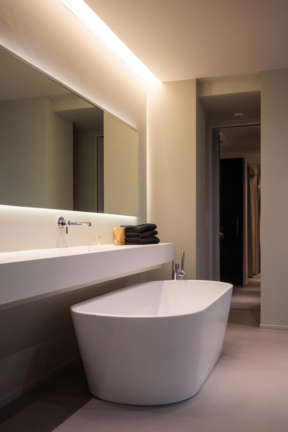 26. Badkamer inspiratie: moderne badkamer met LED-lijnverlichting en strakke nissen