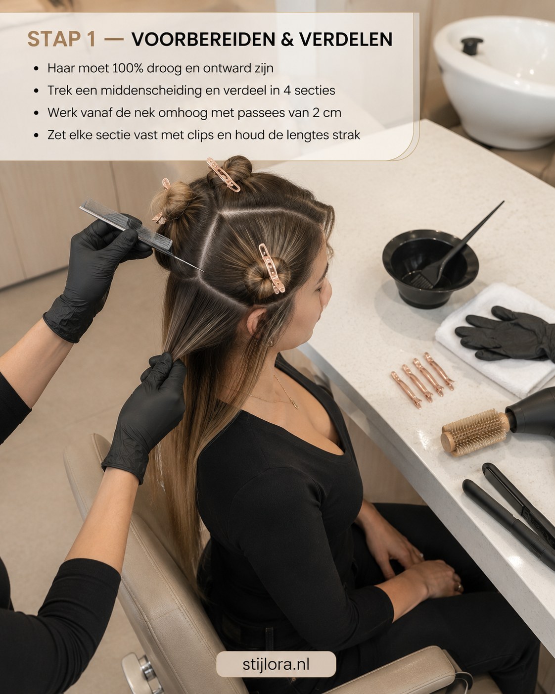 Kapster verdeelt lang steil haar in secties met rosegold clips als voorbereiding op beige blonde balayage