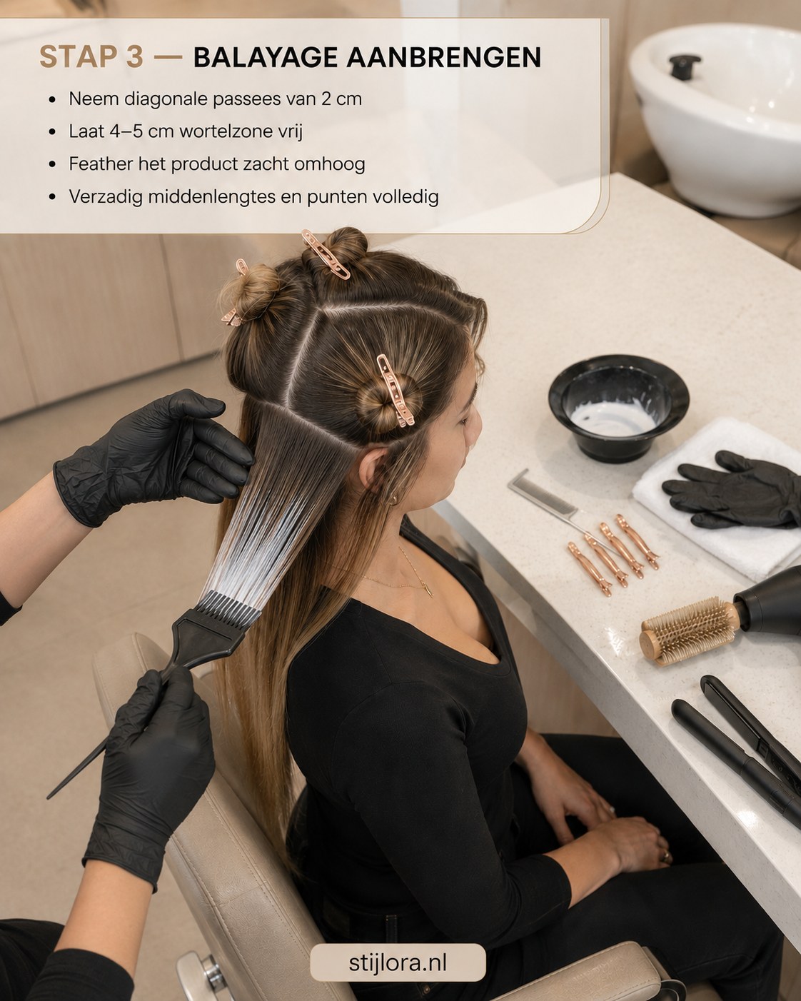 Balayage penseel brengt product diagonaal aan op lang steil haar met vrije wortelzone