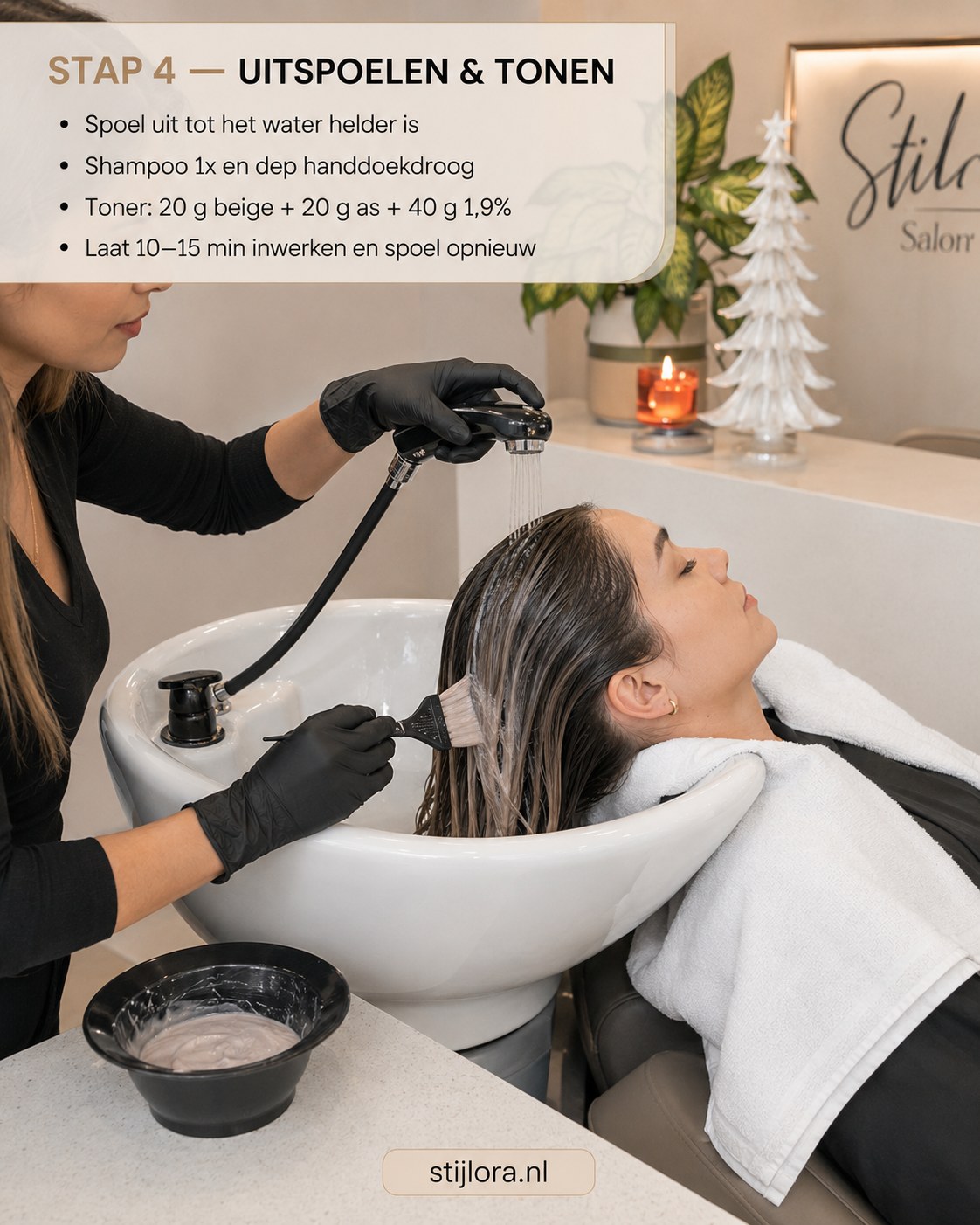 Toner met beige en as wordt uitgespoeld bij de wasbak na balayage op lang steil haar