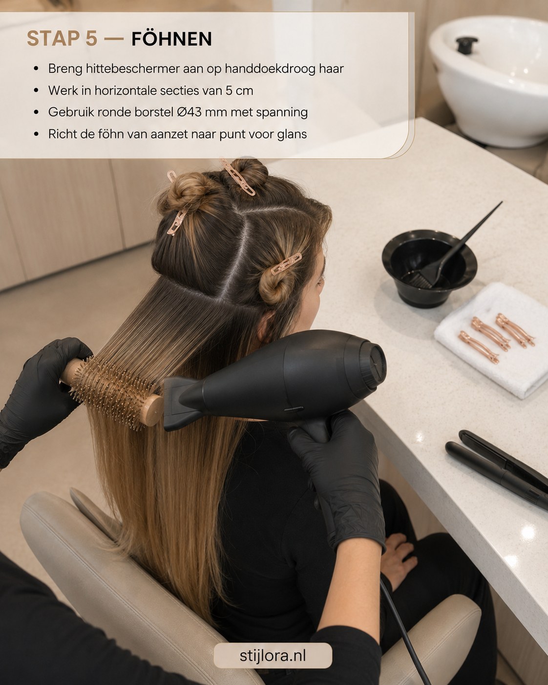 Ronde borstel en föhn werken hittebeschermd haar glad na beige blonde balayage behandeling