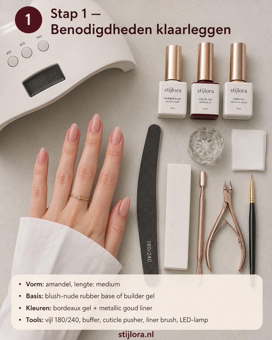 Alle benodigdheden voor bordeaux nagels met goud swirl overzichtelijk klaargelegd naast de LED-lamp