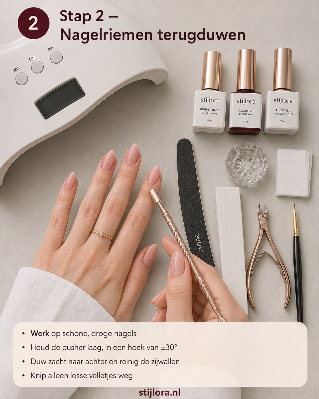 Nagelriemen voorzichtig terugduwen op schone nagels als voorbereiding op bordeaux nagels met goud swirl