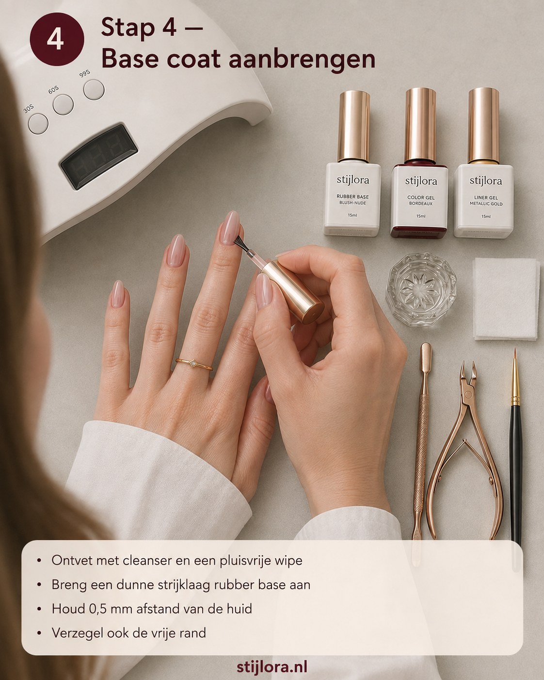 Dunne laag blush-nude rubber base aanbrengen als eerste stap richting bordeaux nagels met goud swirl