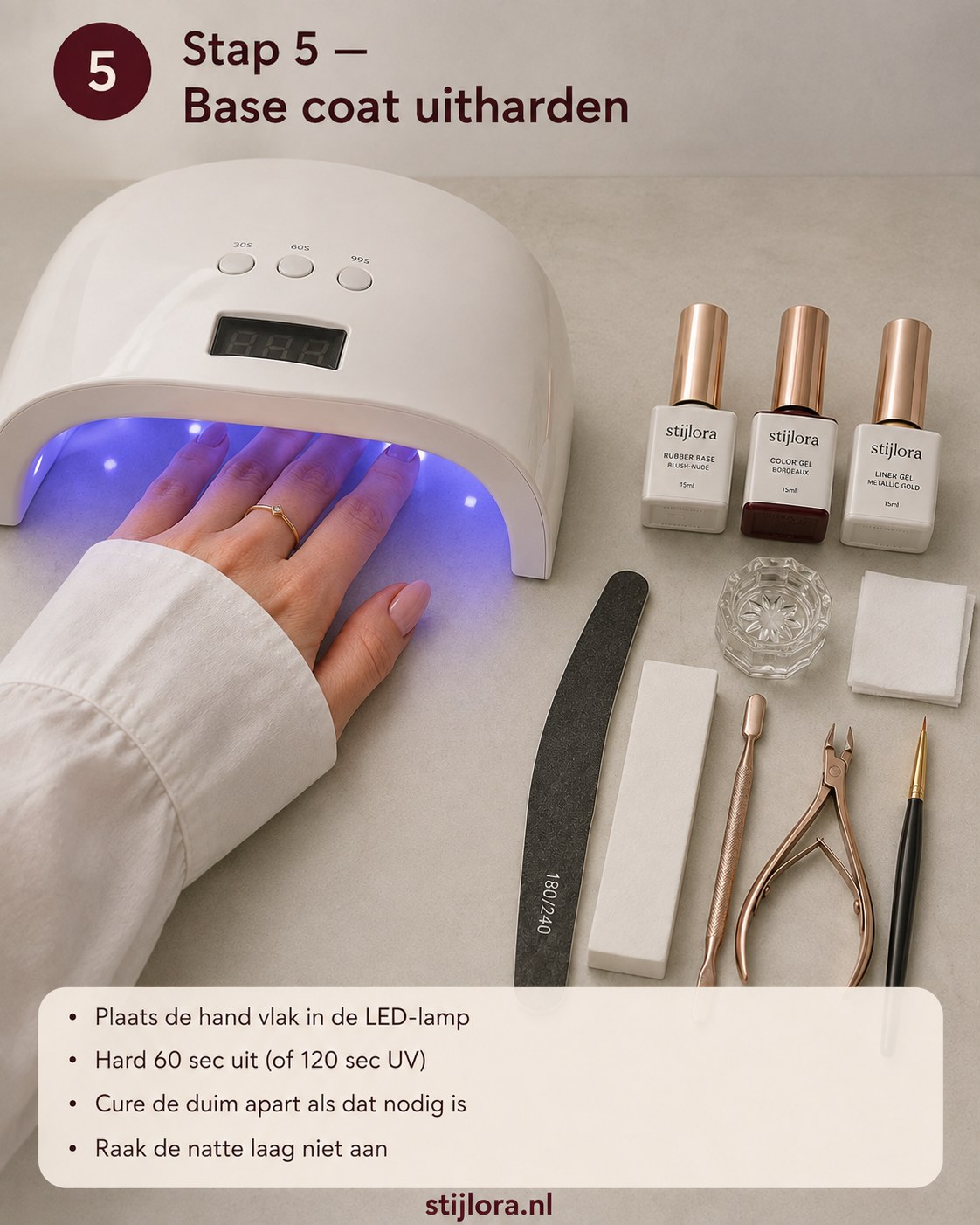 Hand in de LED-lamp om de base coat uit te harden voor het bordeaux design geschilderd wordt