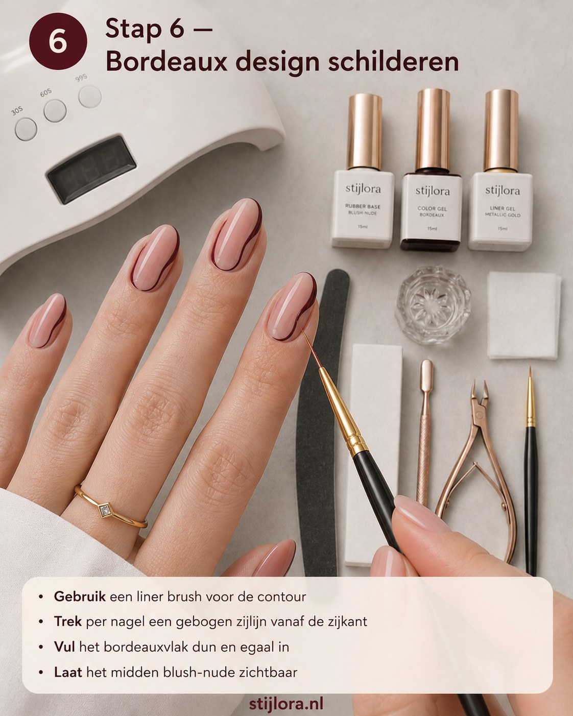 Bordeaux side-French schilderen met een liner brush voor de kenmerkende gouden swirl look
