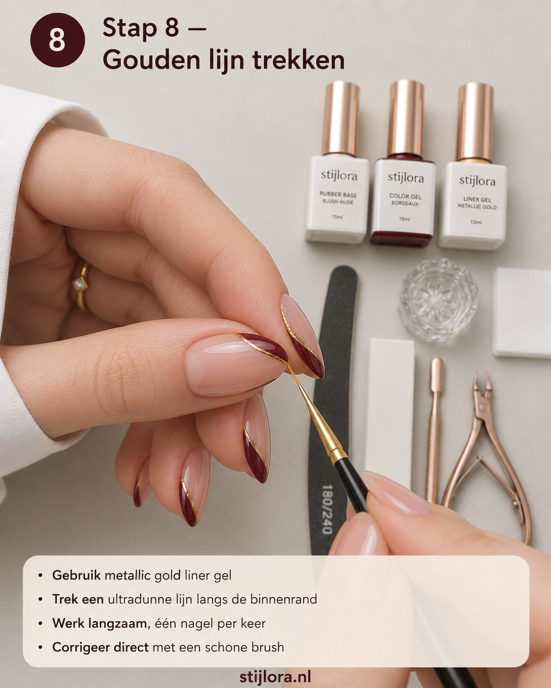 Metallic gouden lijn trekken langs de bordeaux rand voor de accent-swirl op elke nagel