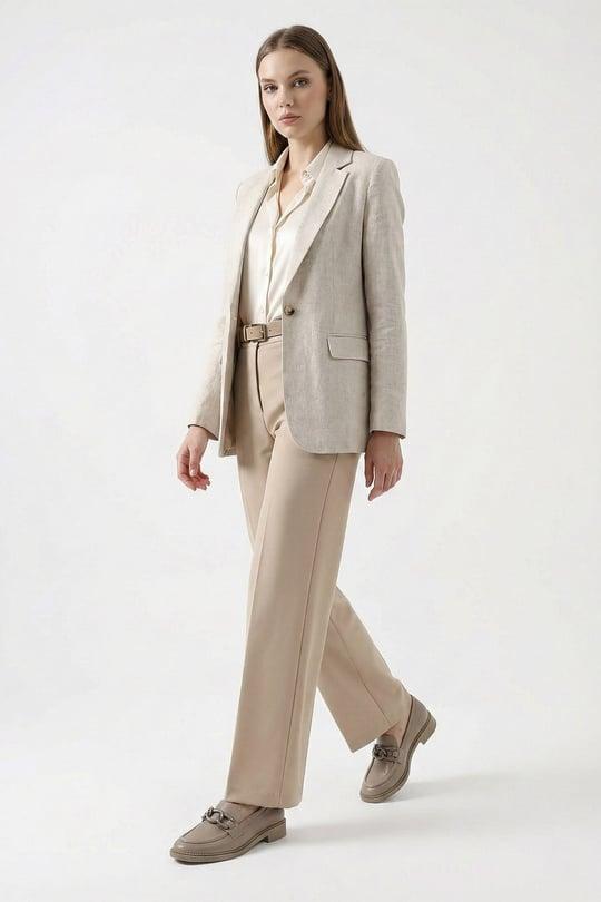 dames kantoor outfit met comfortabele schoenen