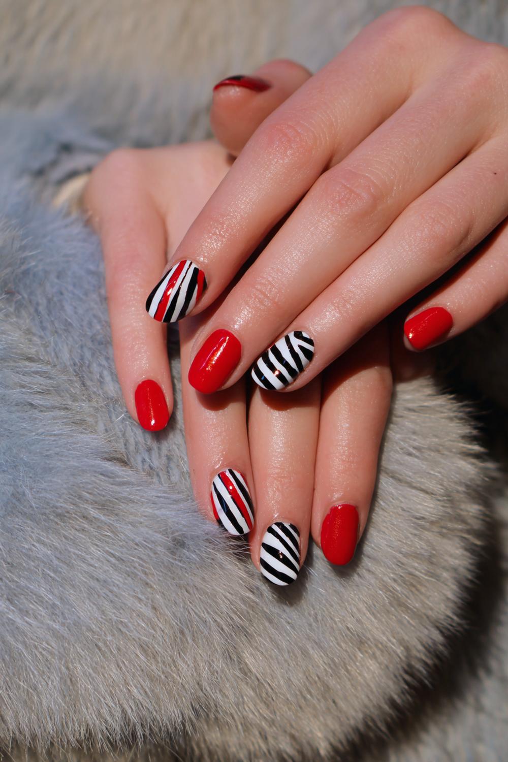 11. Carnaval nagels met circusstrepen en rode accentnagel