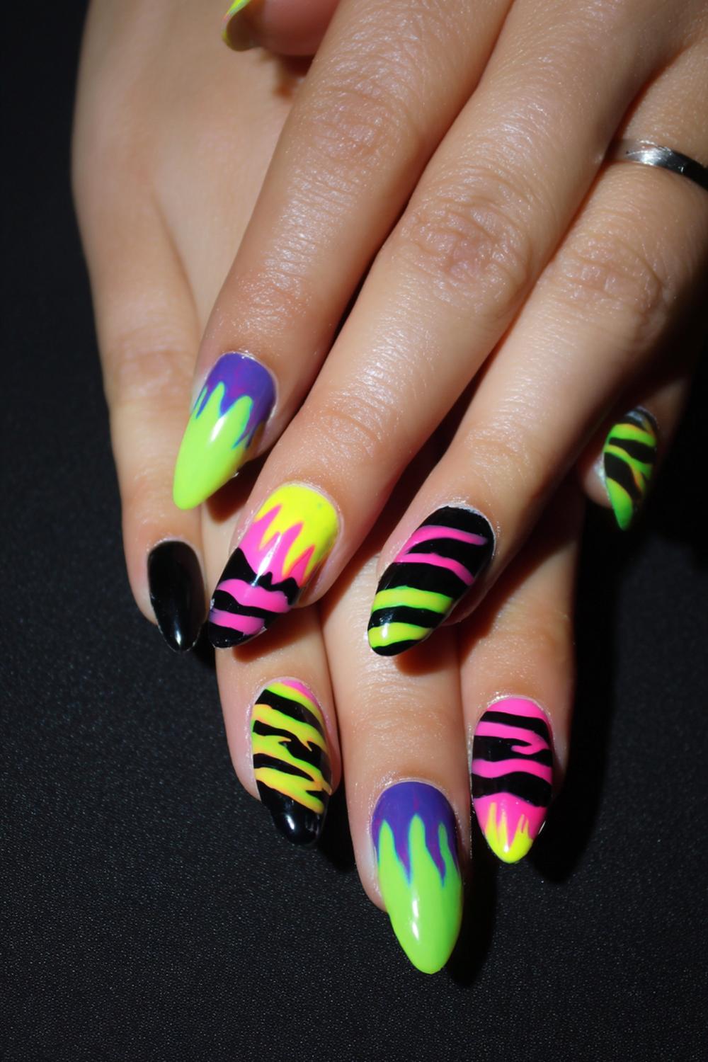 13. Carnaval nagels met vlammen in neon en zwarte achtergrond