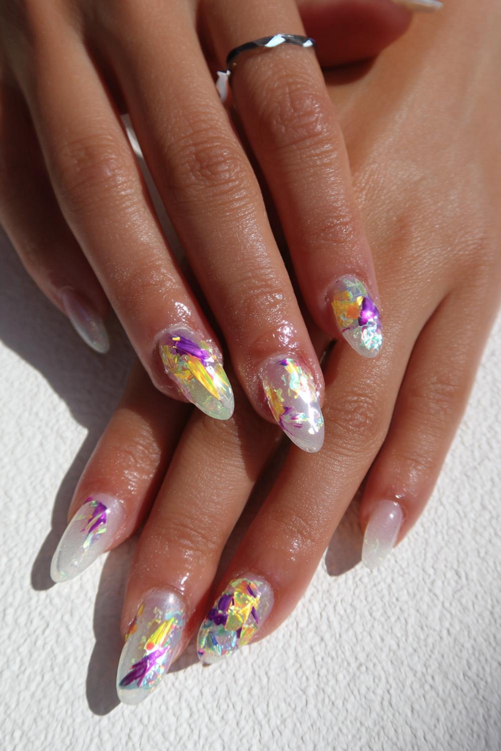14. Carnaval nagels met folieflarden en holografische snippers