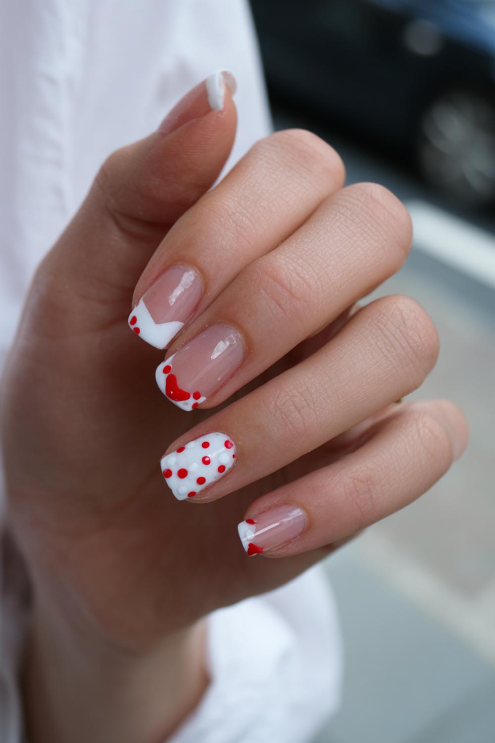 20. Carnaval nagels met clownsmile accent en rode neus-dot