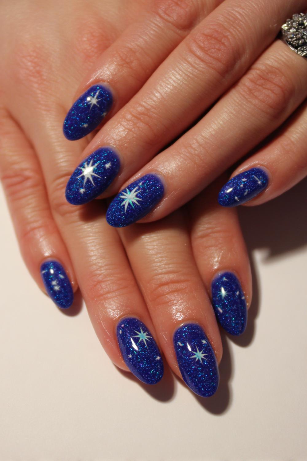 21. Carnaval nagels met sterrenhemel en blauwe glitterdiepte