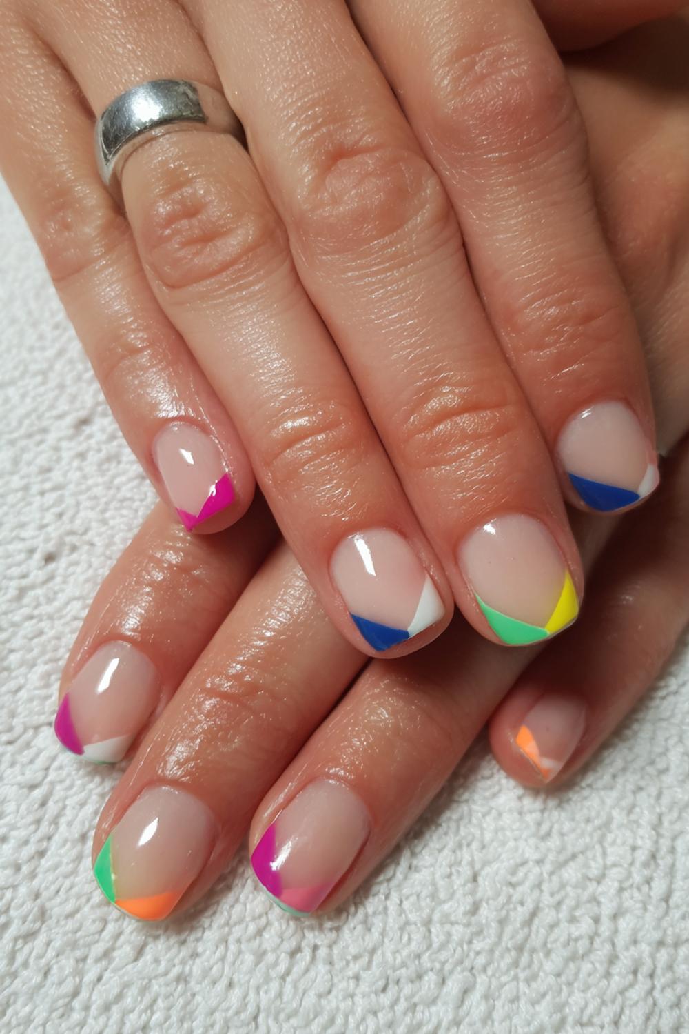 23. Carnaval nagels met geometrische driehoeken en neonrand