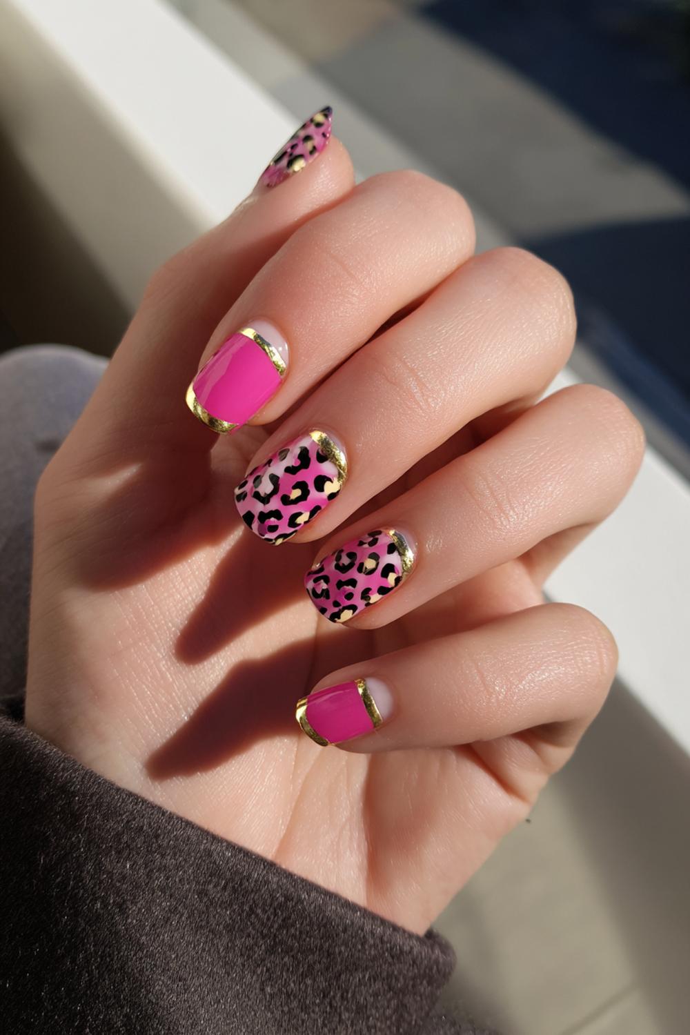 27. Carnaval nagels met leopard print in neon en gouden lijn