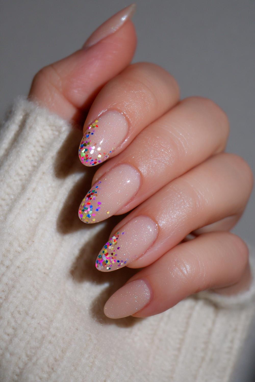 32. Carnaval nagels met confetti-halfmoon en glanzende nude