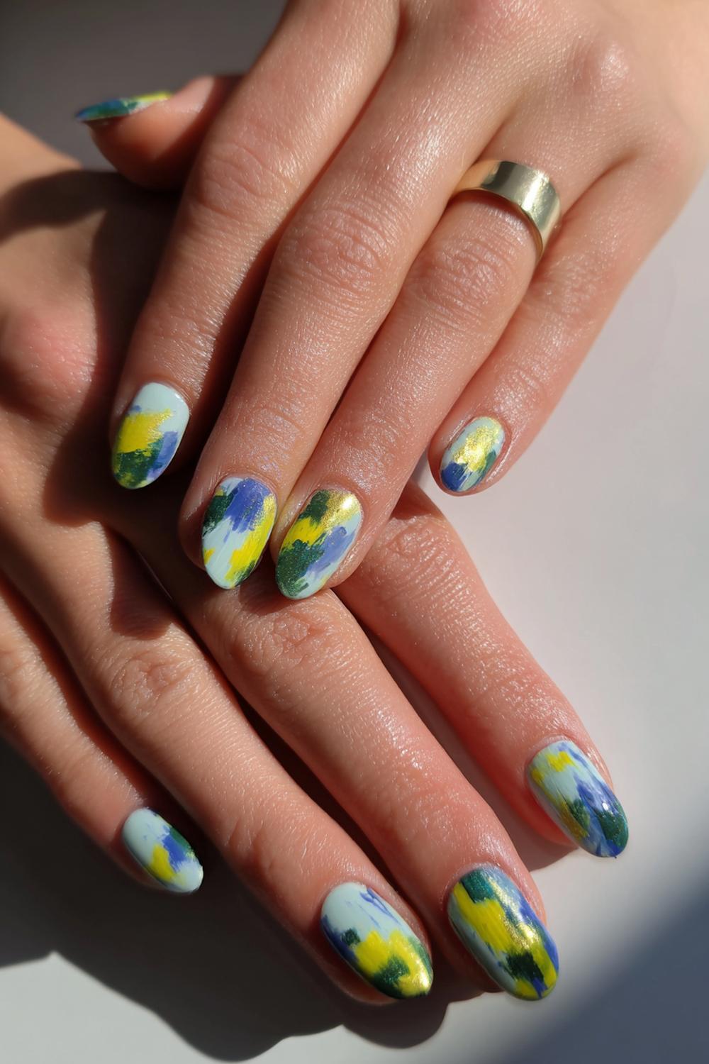 33. Carnaval nagels met abstracte verfstreken en goudspatten
