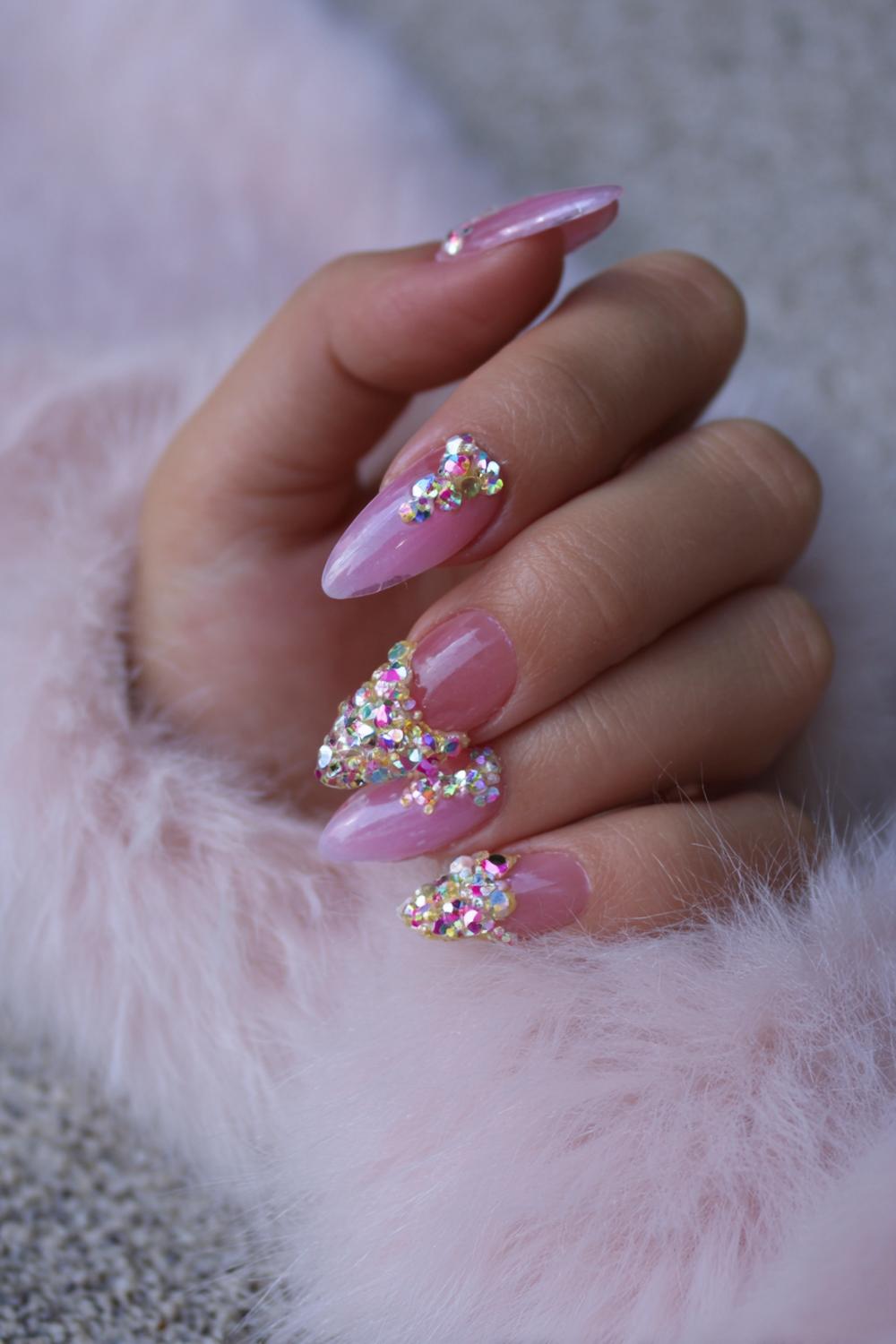 36. Carnaval nagels met kralenketting-effect en transparante gel