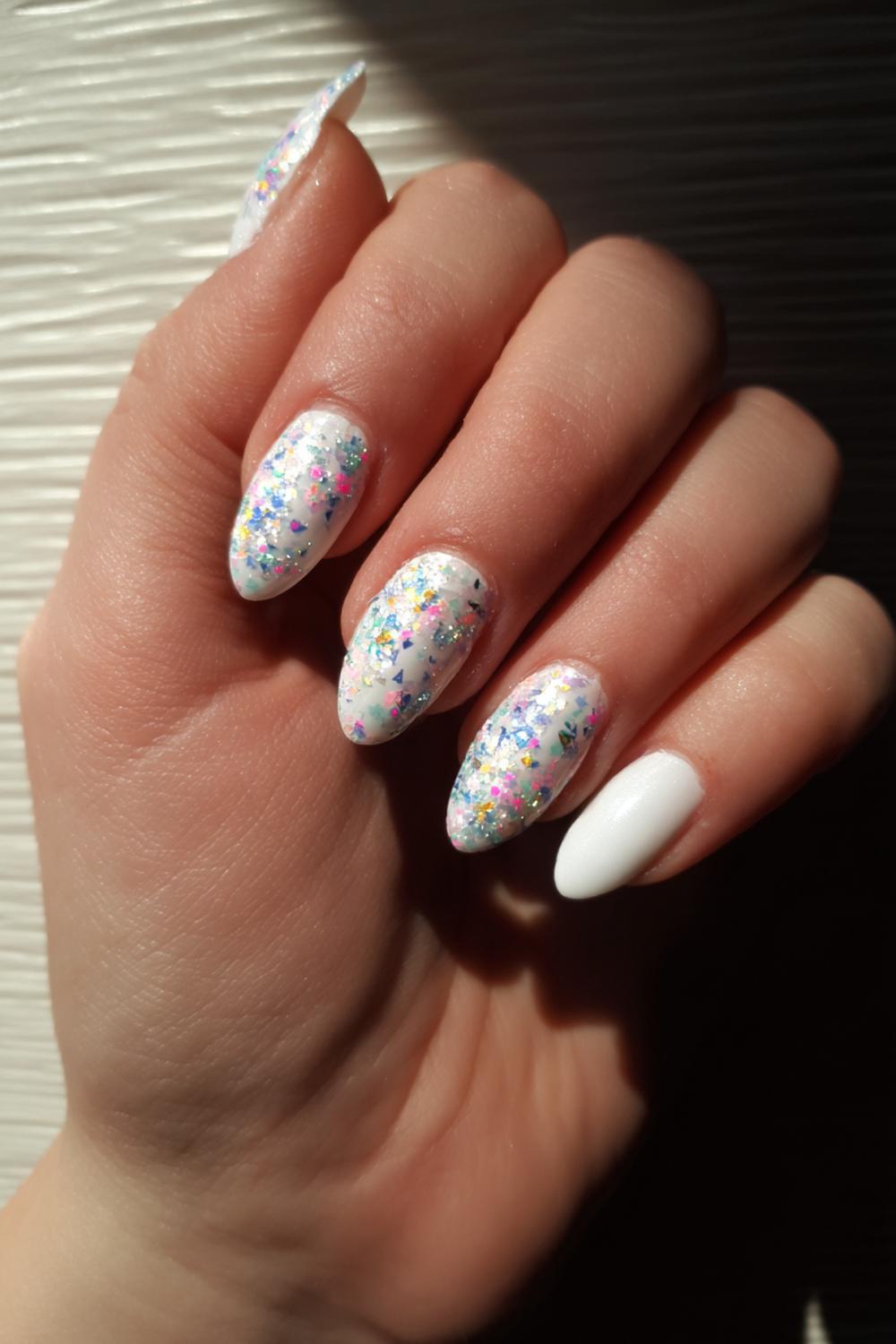 37. Carnaval nagels met kleurspatten en witte negatieve ruimte