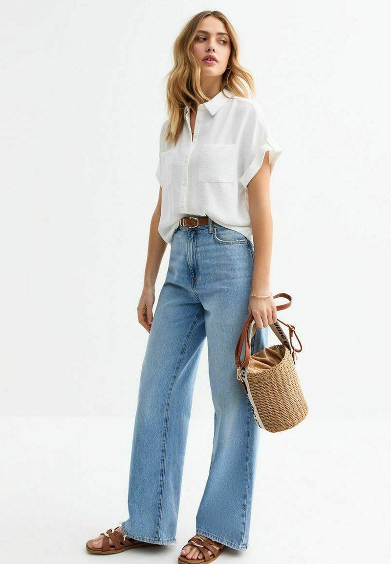 Casual denim outfit met zomerse basics