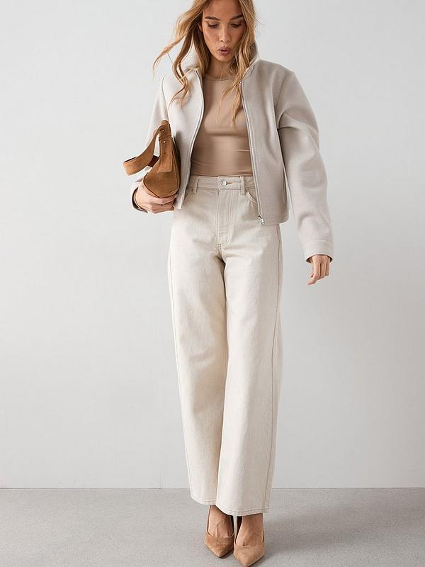 Casual denim outfit met neutrale tinten