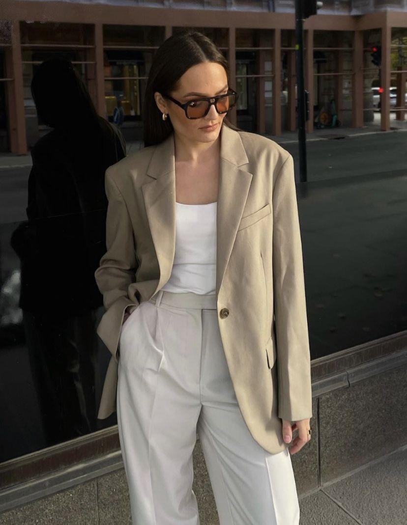 Chique blazer outfit in neutrale kleuren