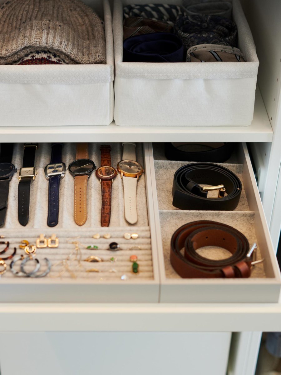 Accessoires georganiseerd in kast