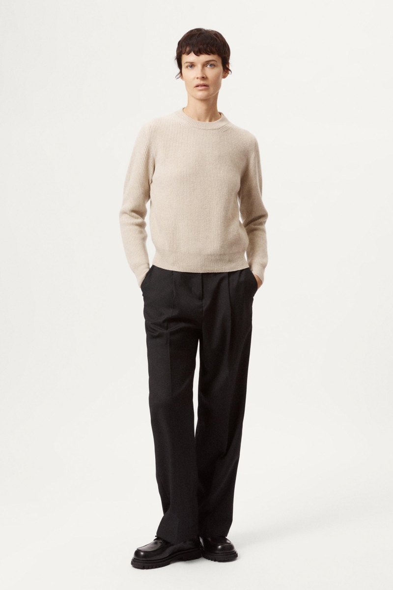 Crème wollen trui capsule kleding
