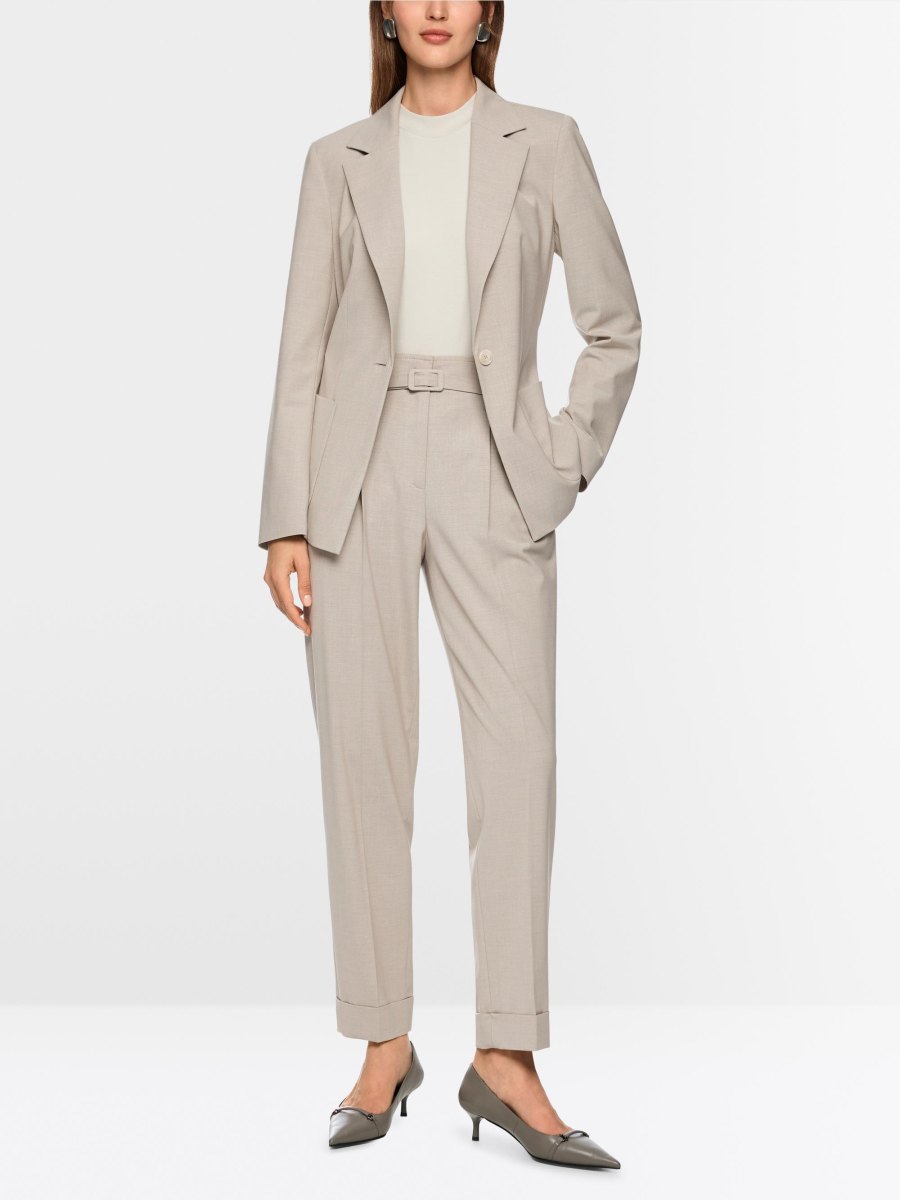 vrouw met elegante blazer op kantoor