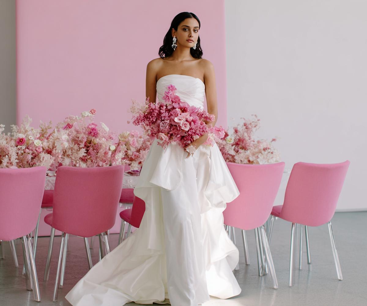 Witte Strapless Jurk Roze Achtergrond Stoelen