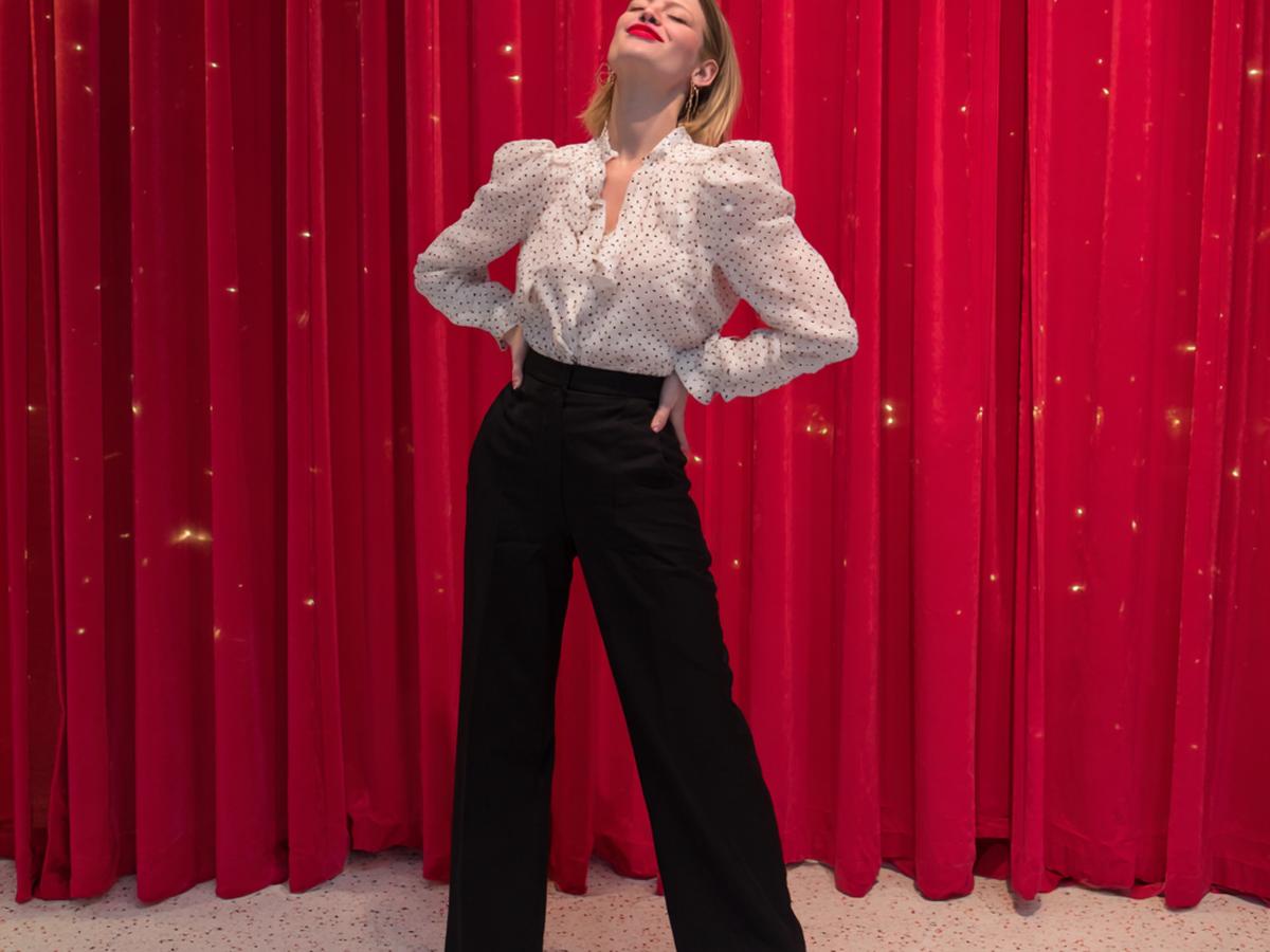 Witte Stippenblouse Zwarte Pantalon Rood