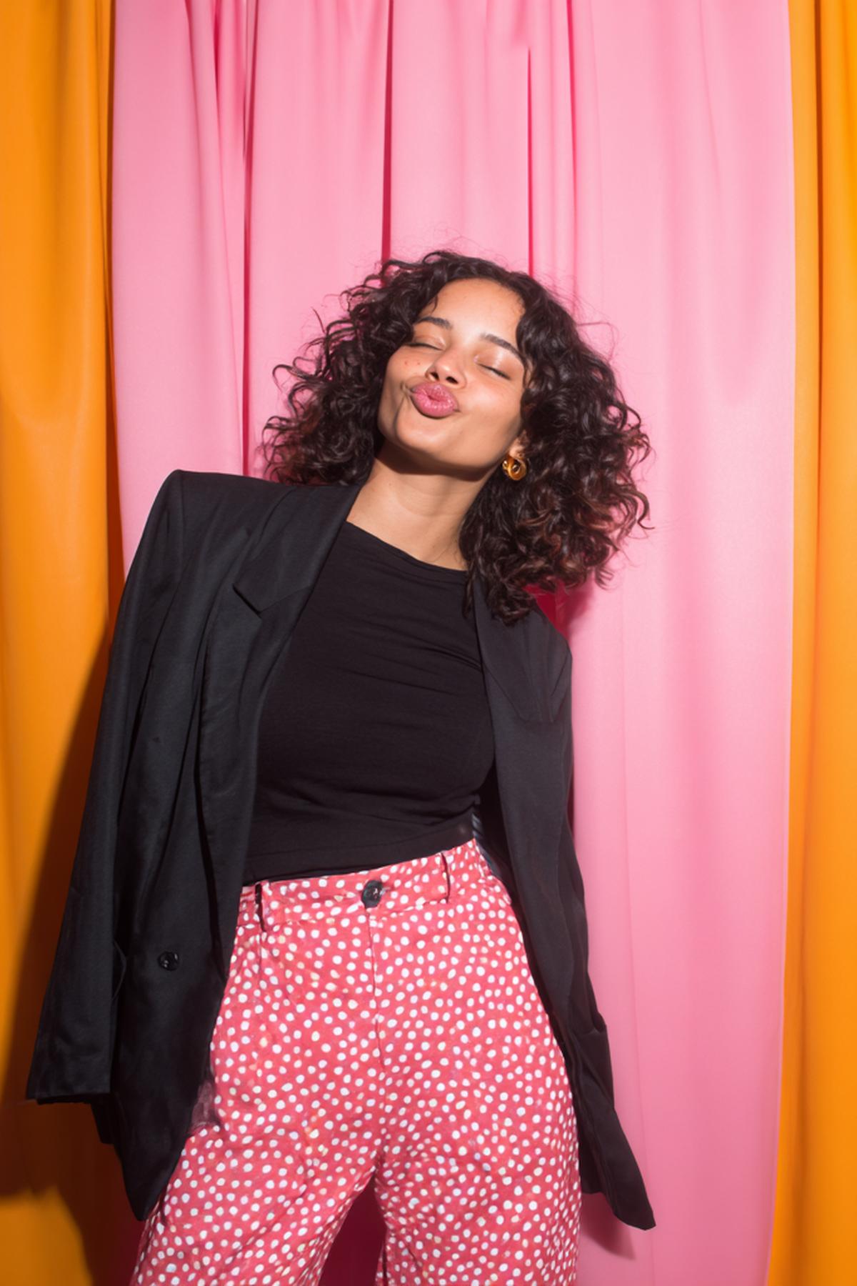 Zwarte Blazer Rode Stippenbroek Roze