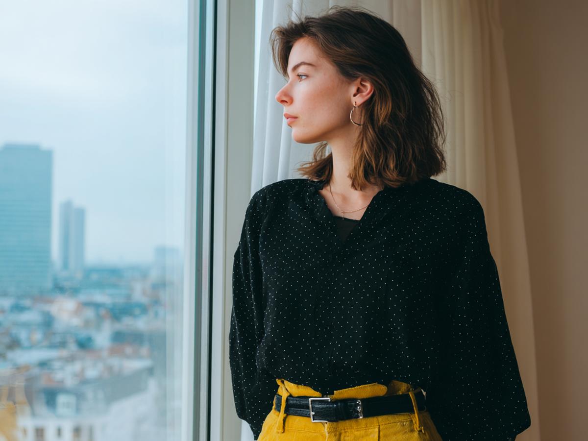 Zwarte Stippenblouse Gele Broek Raamzicht