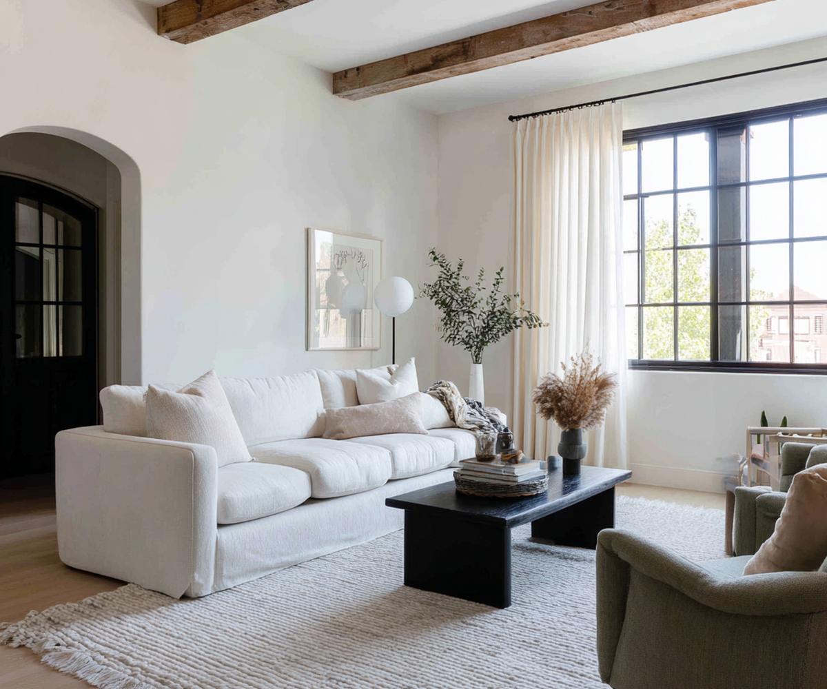 Houten Balken En Zwarte Salontafel