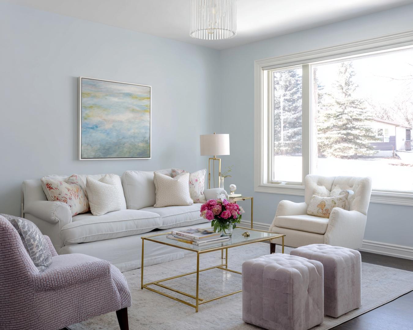 Lichtblauwe Muren Witte Bank Gouden Salontafel