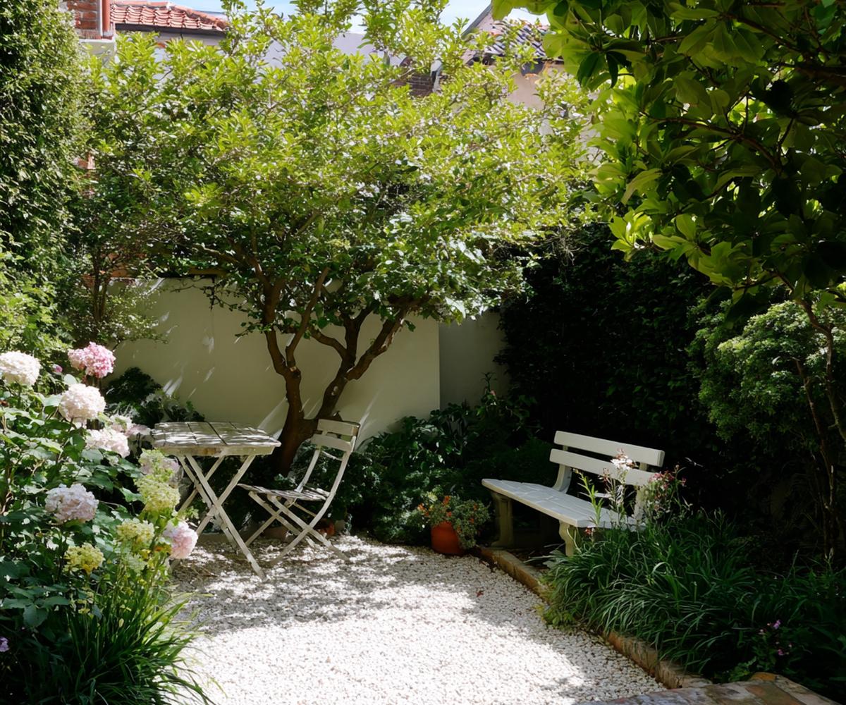 Witte Kiezels Schaduwrijke Boom Bank