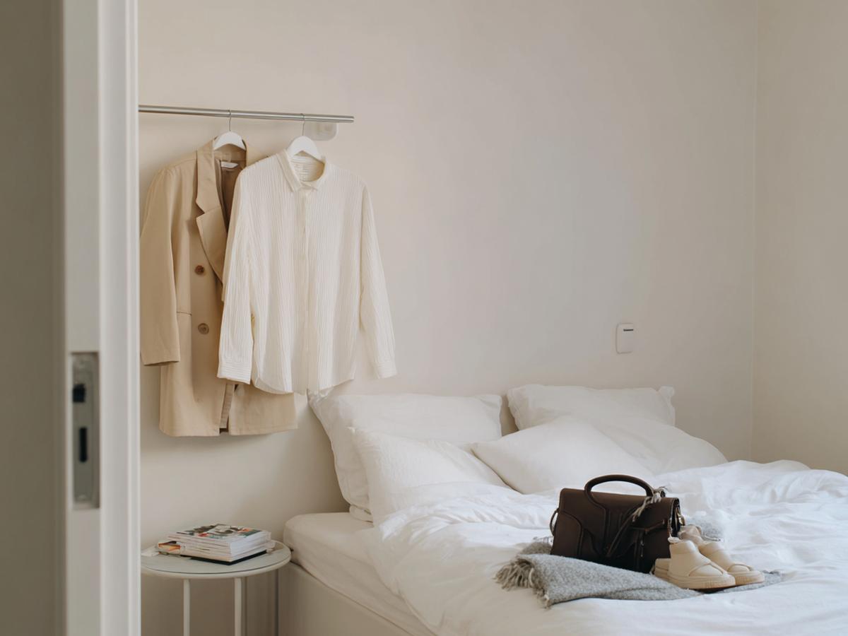 Witte Slaapkamer Met Hangende Kleding