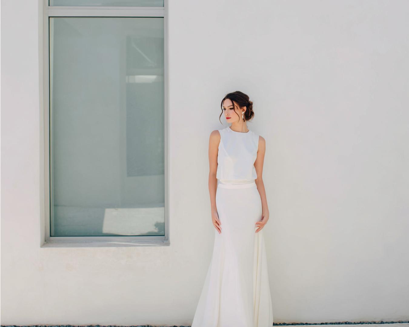 Vrouw Naast Raam Witte Jurk