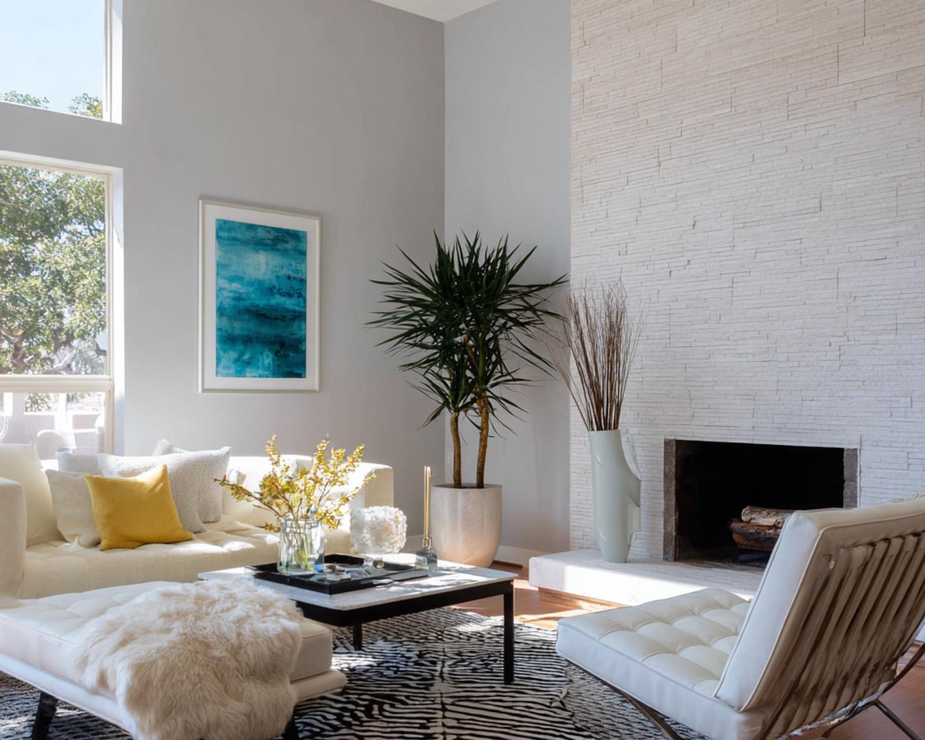 Zebraprint Tapijt En Witte Stoelen