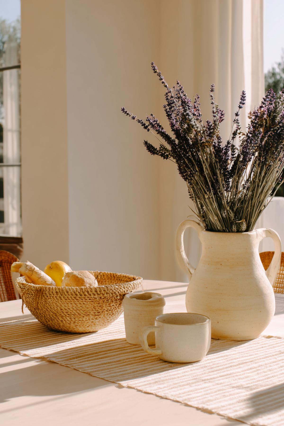 Keramische Kruik Met Paarse Takken