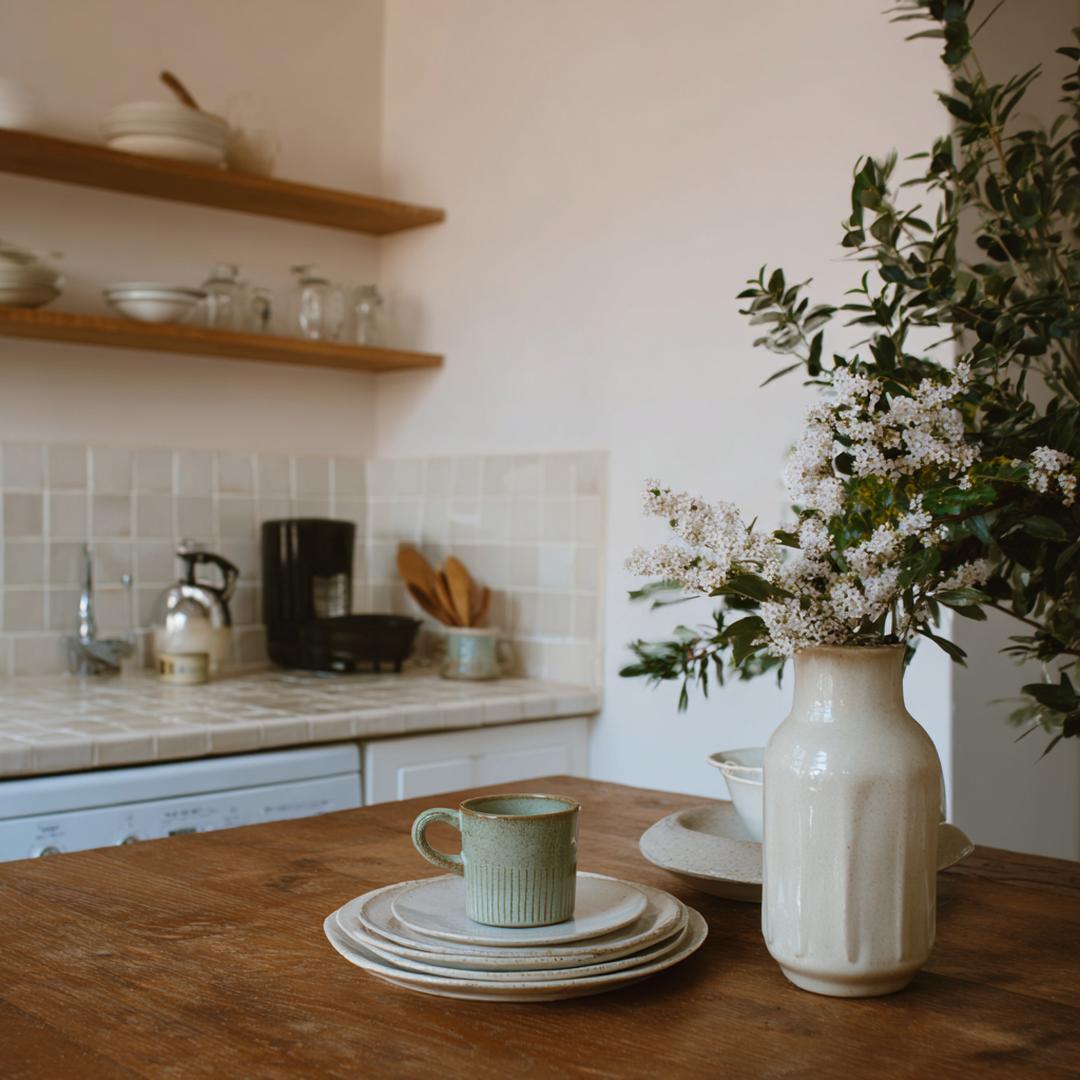 Houten Tafel Met Keramiek