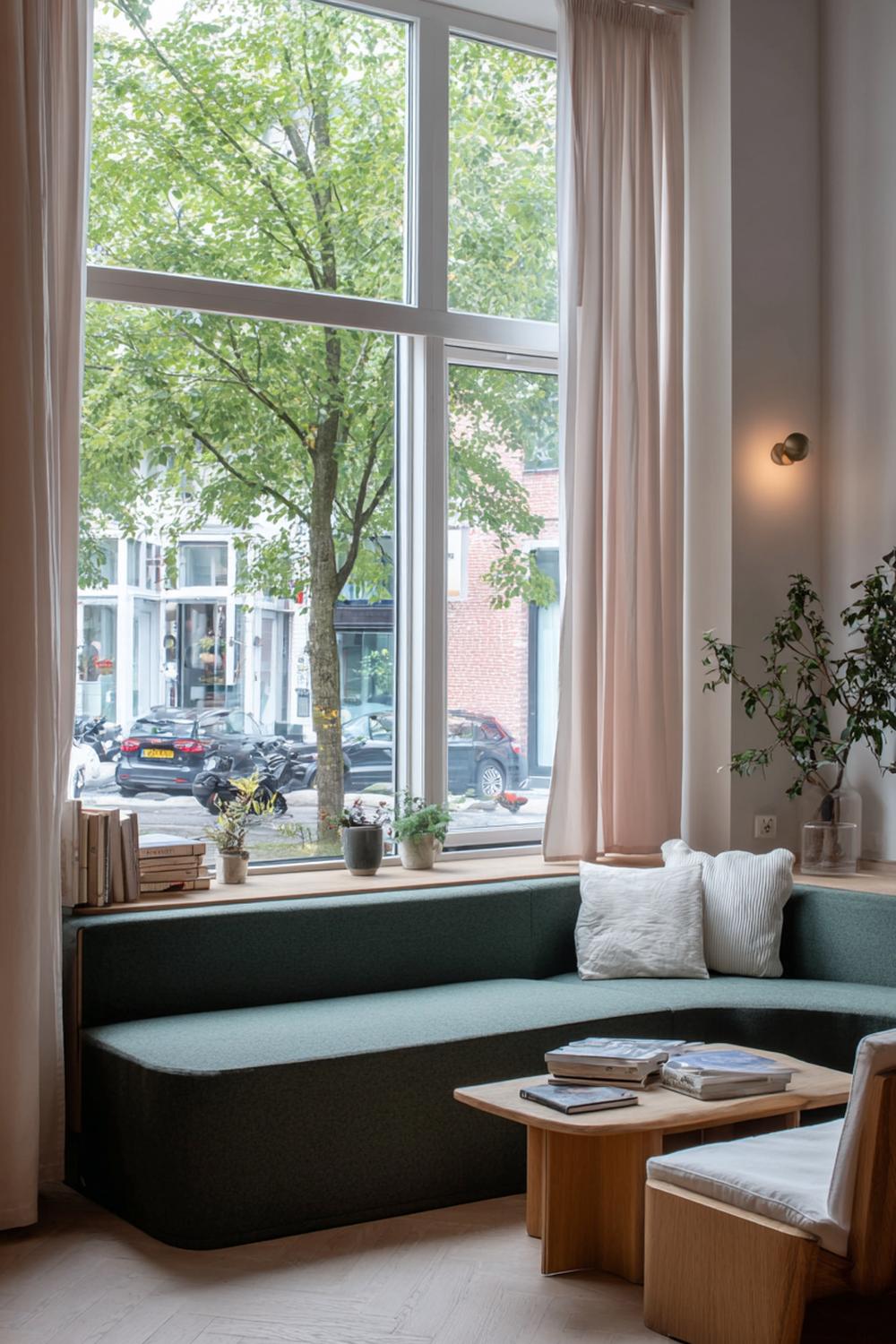 12. Japandi interiors met ingebouwde bank bij het raam en leeshoek