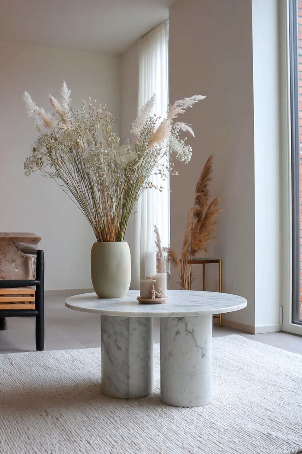 13. Japandi interiors met natuursteen bijzettafel en droogbloemen